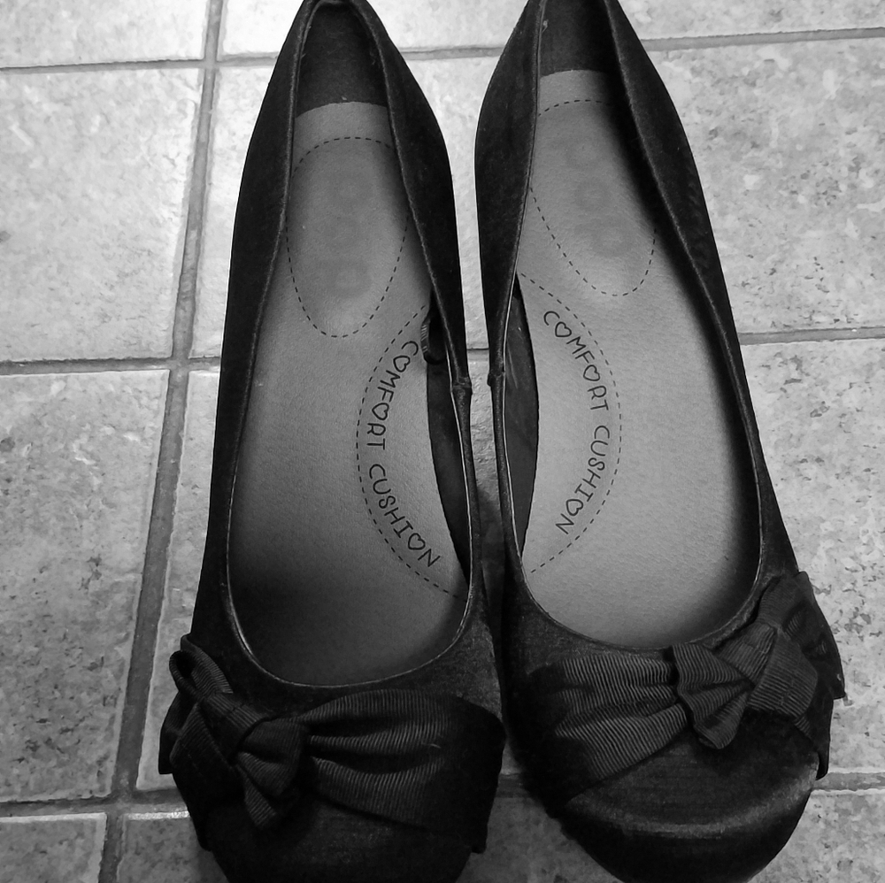 Black bow heels